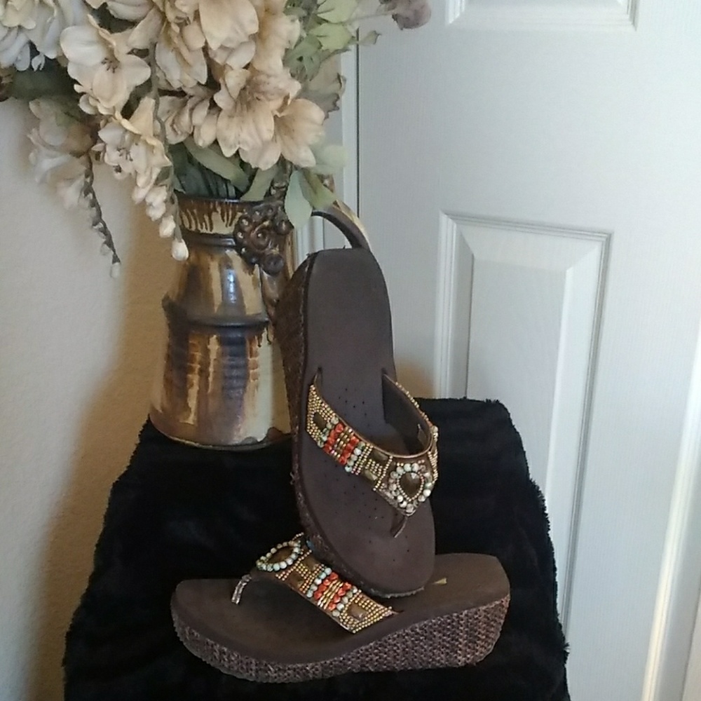 Volatile sandals